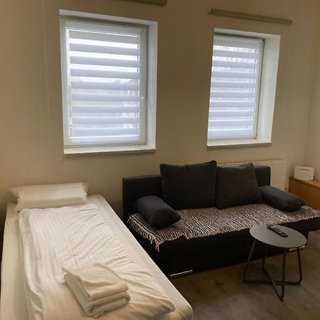 Modernes Apartment Mit 2 Schlafzimmern Und Privatparkplatz Nahe Innenstadt Neumünster Exteriör bild