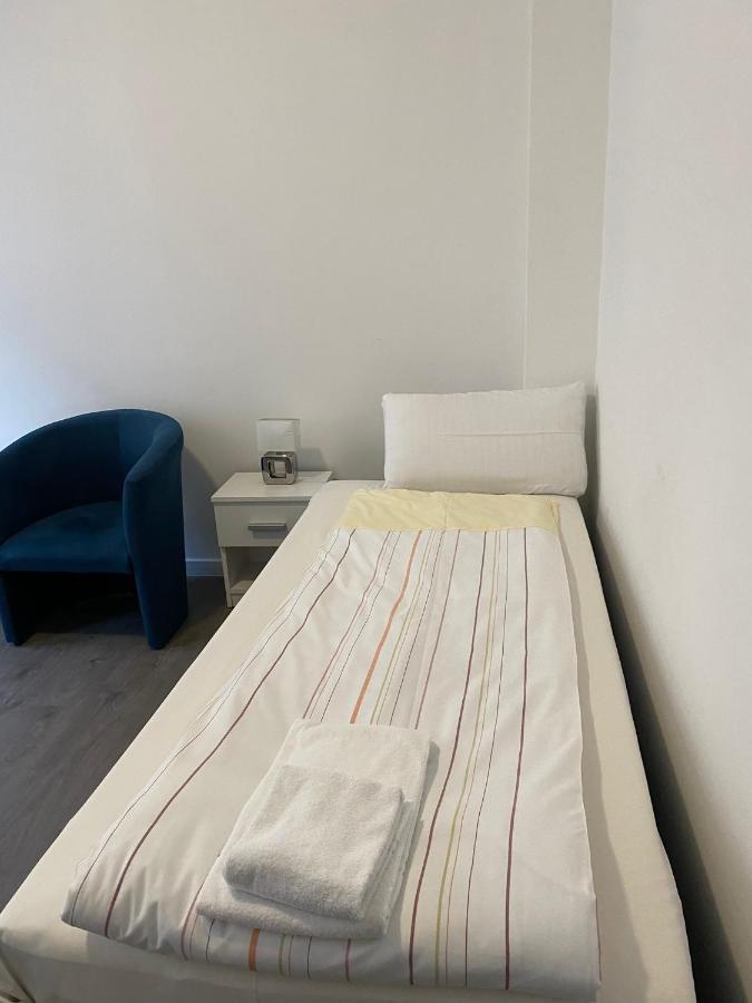 Modernes Apartment Mit 2 Schlafzimmern Und Privatparkplatz Nahe Innenstadt Neumünster Exteriör bild