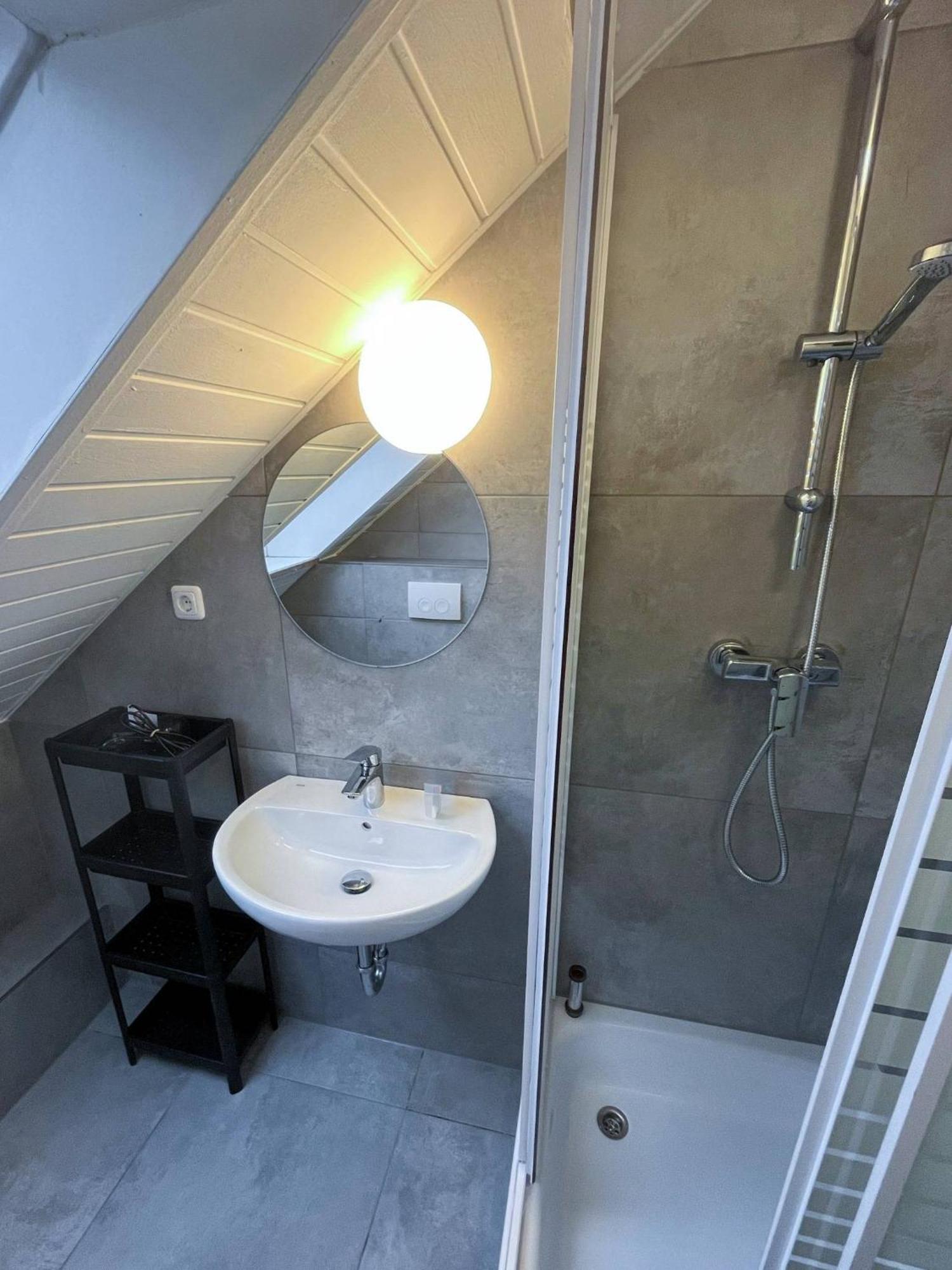 Modernes Apartment Mit 2 Schlafzimmern Und Privatparkplatz Nahe Innenstadt Neumünster Exteriör bild