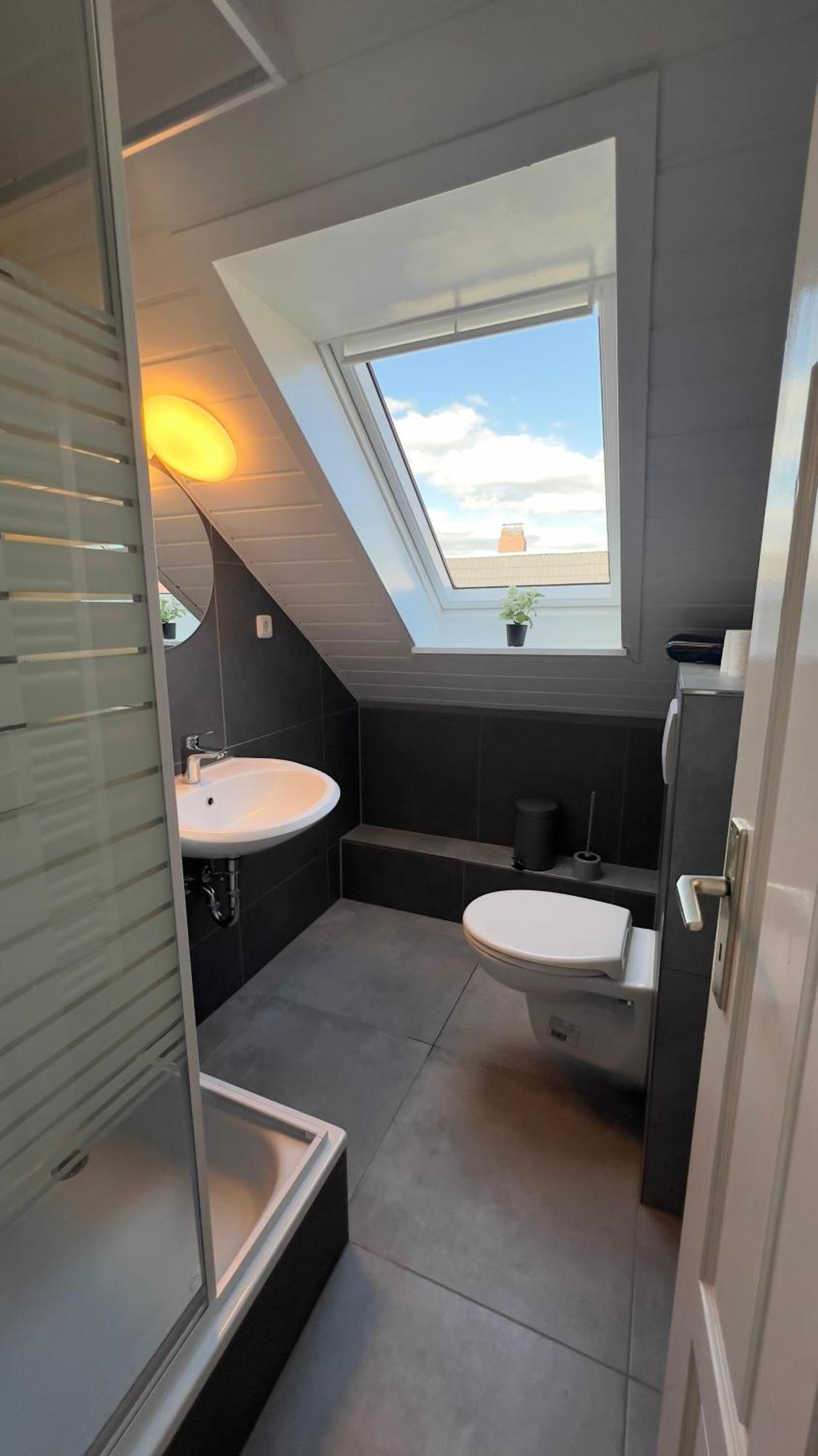 Modernes Apartment Mit 2 Schlafzimmern Und Privatparkplatz Nahe Innenstadt Neumünster Exteriör bild