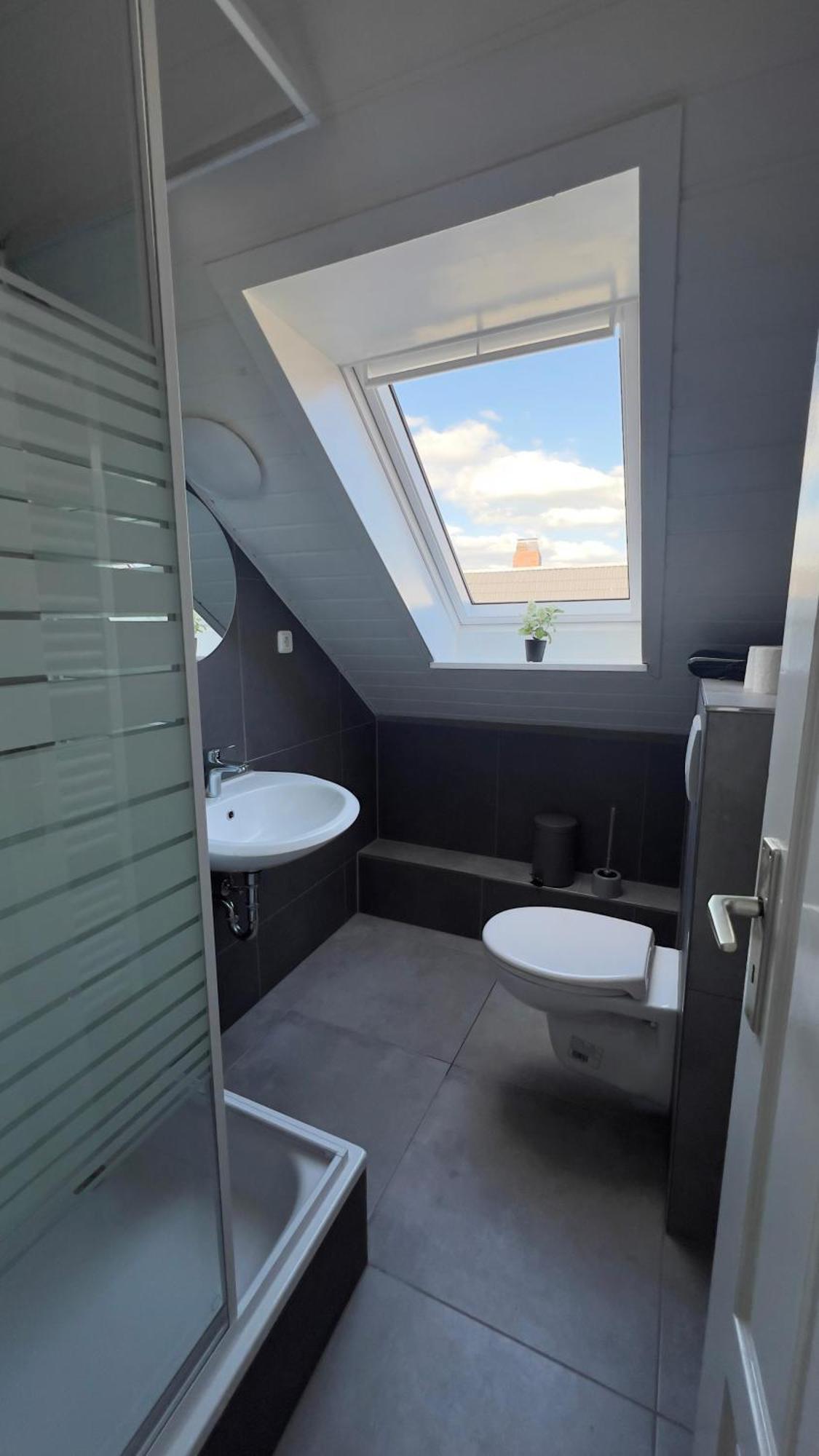 Modernes Apartment Mit 2 Schlafzimmern Und Privatparkplatz Nahe Innenstadt Neumünster Exteriör bild