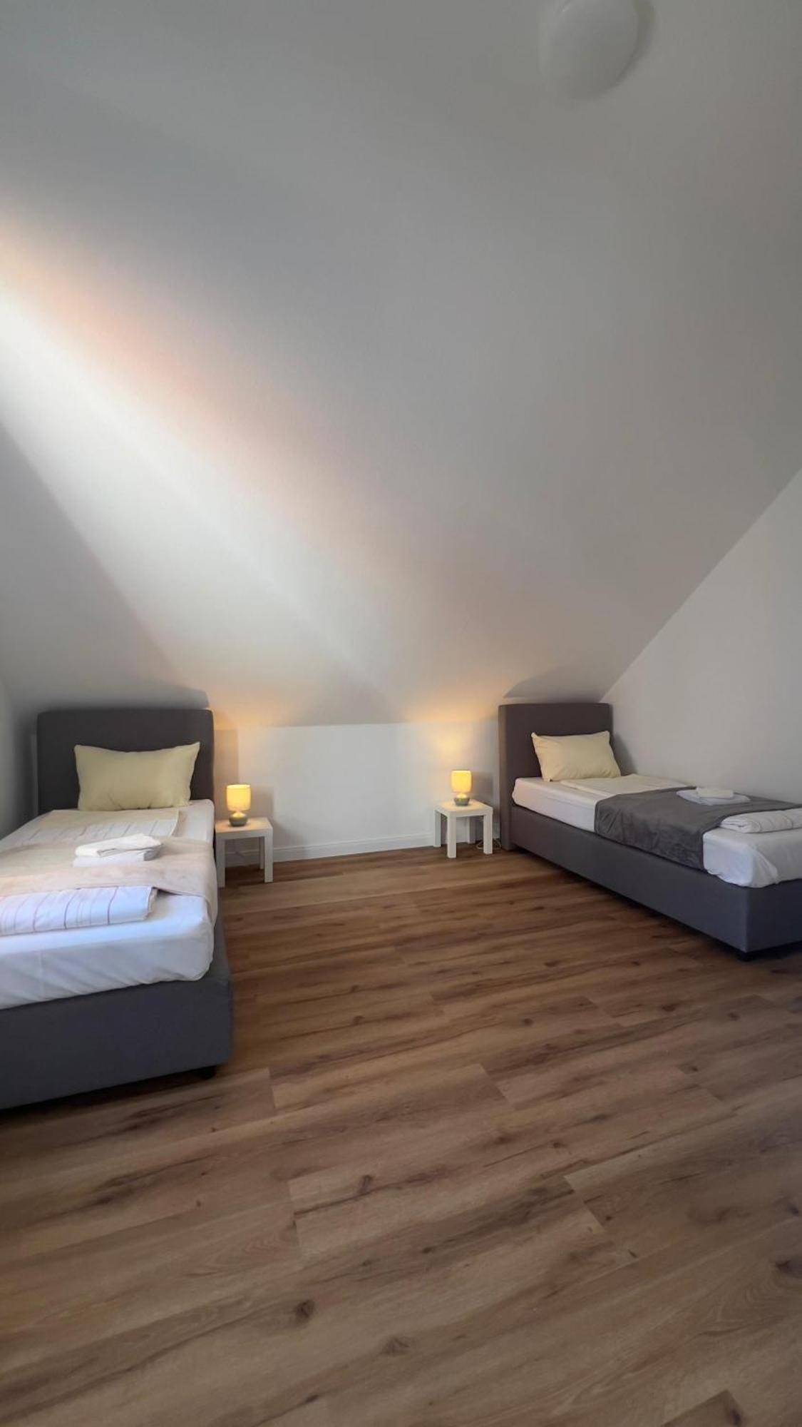 Modernes Apartment Mit 2 Schlafzimmern Und Privatparkplatz Nahe Innenstadt Neumünster Exteriör bild