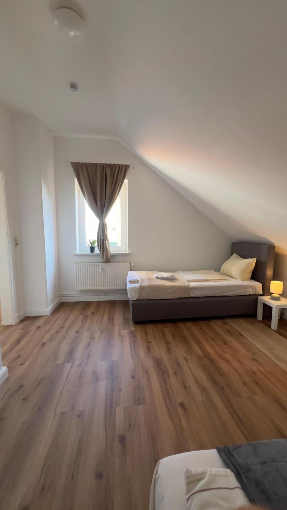 Modernes Apartment Mit 2 Schlafzimmern Und Privatparkplatz Nahe Innenstadt Neumünster Exteriör bild