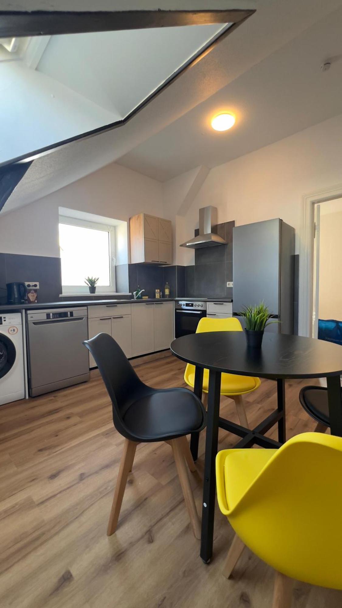Modernes Apartment Mit 2 Schlafzimmern Und Privatparkplatz Nahe Innenstadt Neumünster Exteriör bild