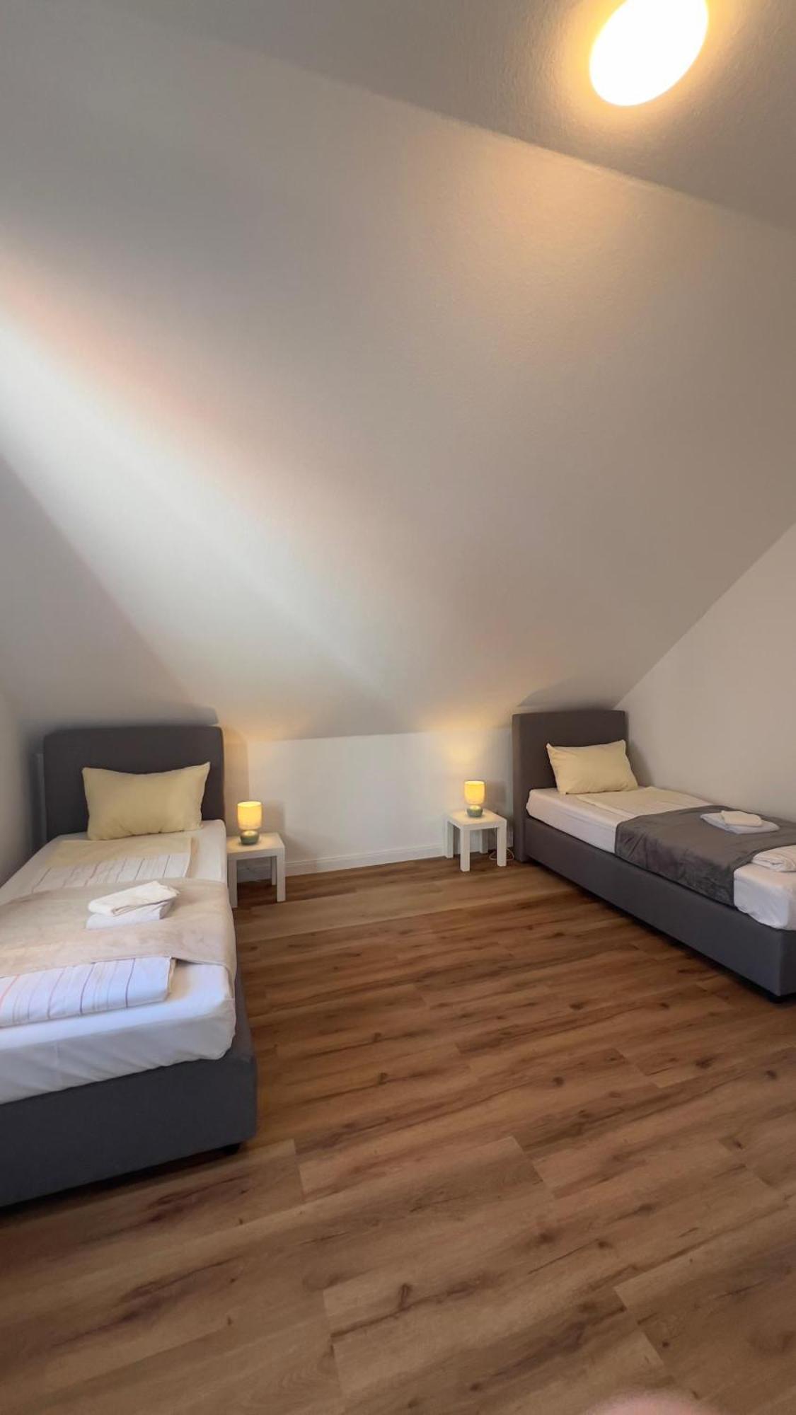 Modernes Apartment Mit 2 Schlafzimmern Und Privatparkplatz Nahe Innenstadt Neumünster Exteriör bild