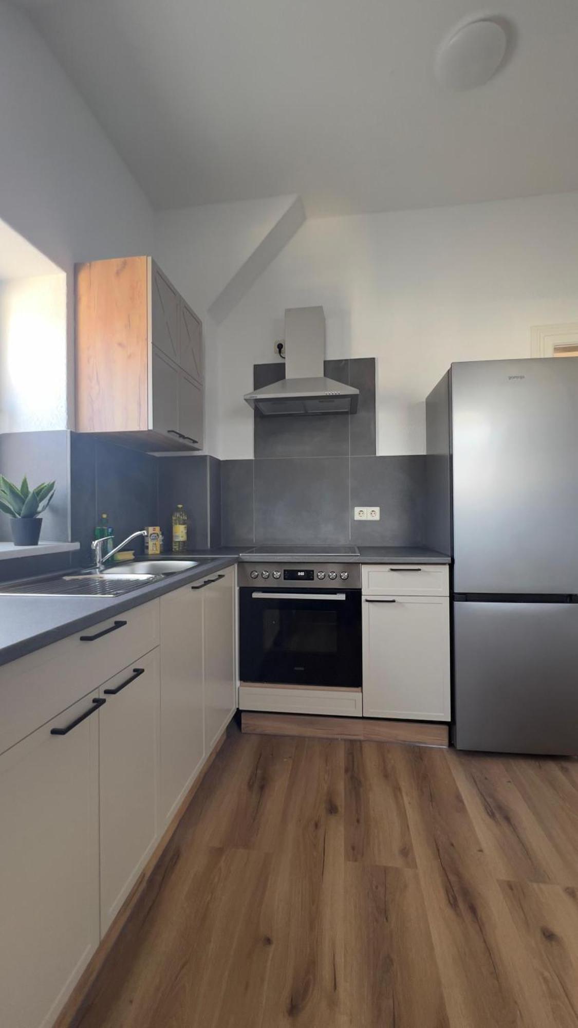 Modernes Apartment Mit 2 Schlafzimmern Und Privatparkplatz Nahe Innenstadt Neumünster Exteriör bild